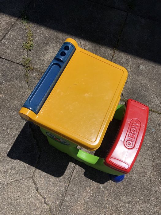 Mesas e cadeiras para crianças