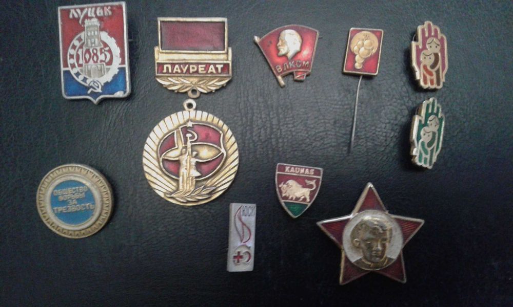 Комплект значків