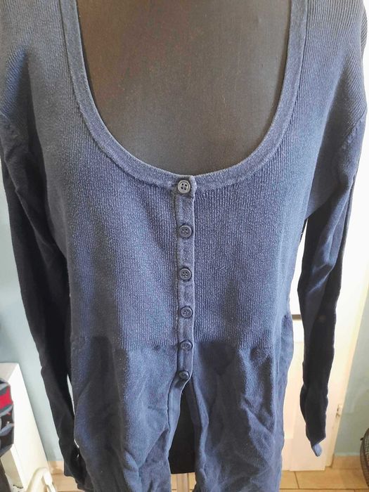 Granatowy sweter
