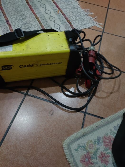 Máquina de soldar trifásica a funcionar na perfeição