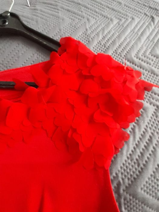 Sukienka z wiskozą , z ozdobą przy dekolcie