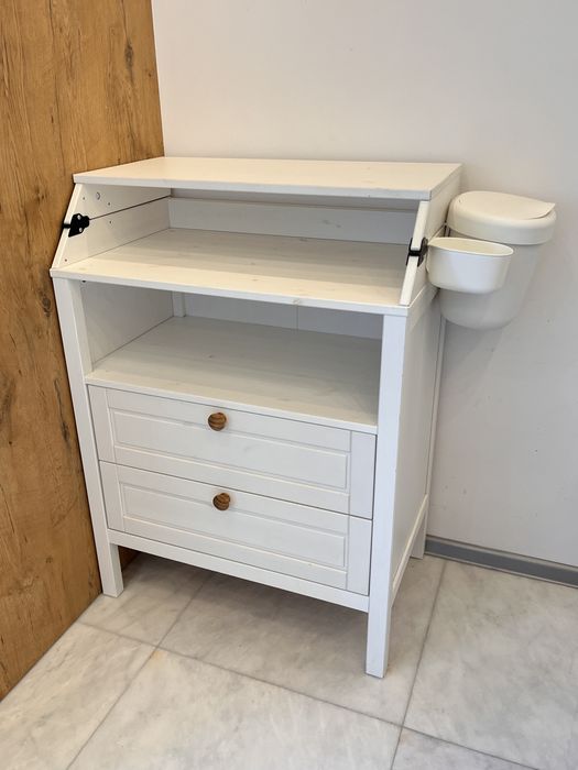 Biała komoda z przewijakiem Ikea Sundvik