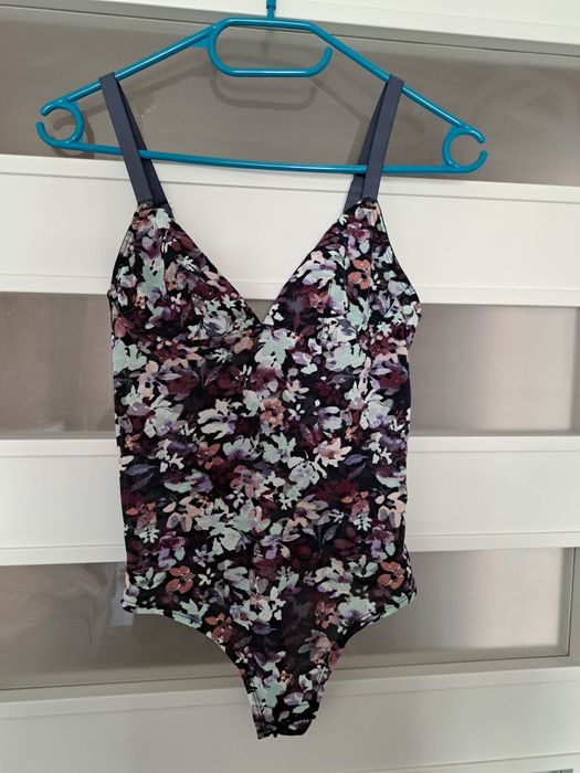 Body w kwiatowy wzór