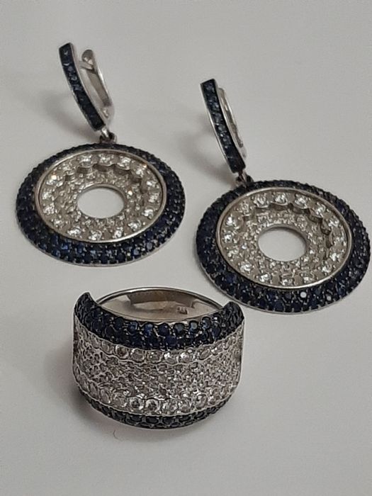 Золотое кольцо с бриллиантами и сапфирами.