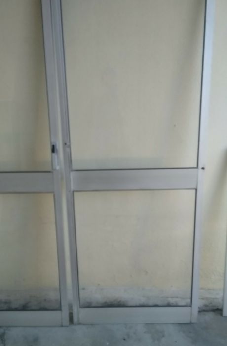 Janelas em alumínio de correr com vidro simples sem aro