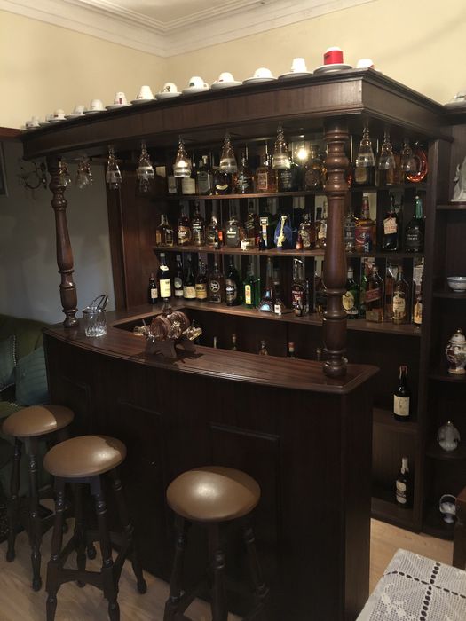 Bar Interior + Bancos