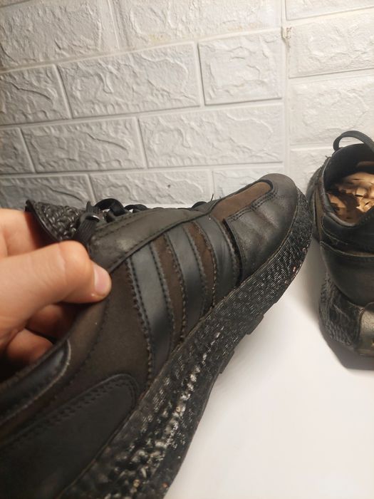 Чорні кросівки adidas