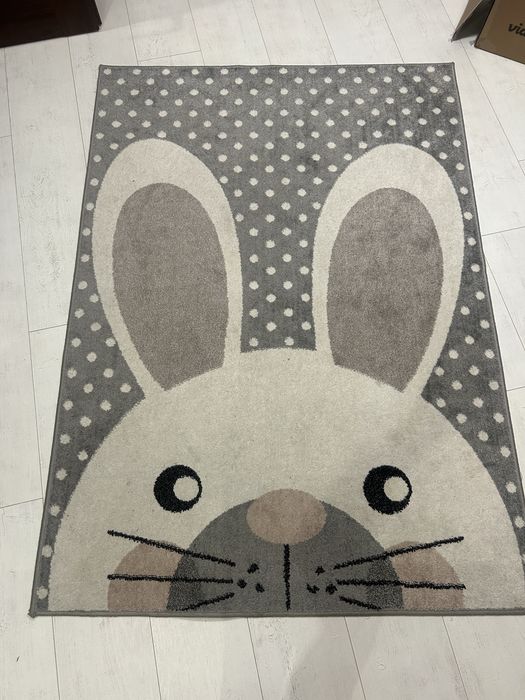 Dywan krolik do pokoju dzieciecego dla dziewczynki szary roz