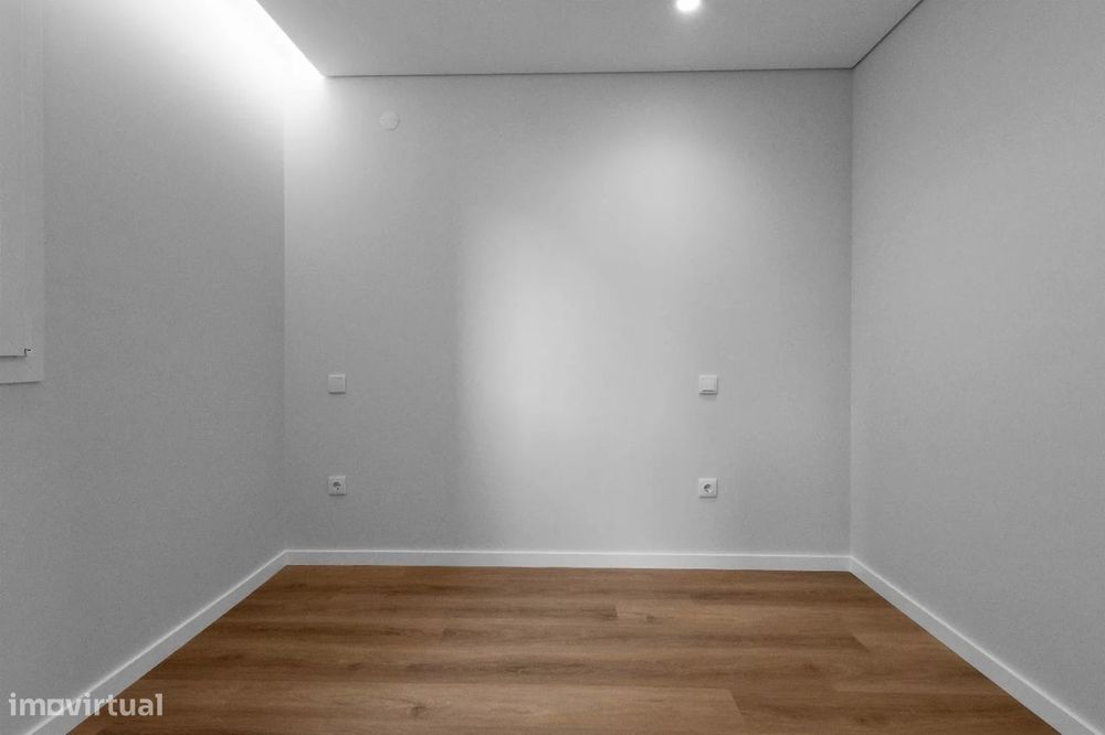 T2+1 totalmente remodelado no centro de Gaia — escola à porta, metro a