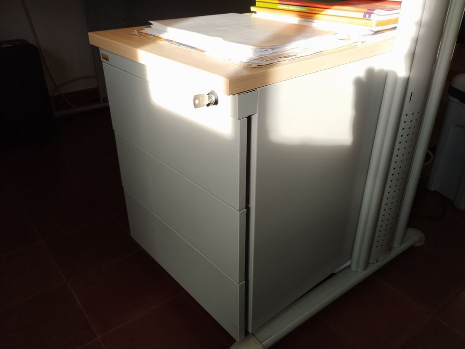 Secretária em L com módulo de 3 gavetas.64740300180739122