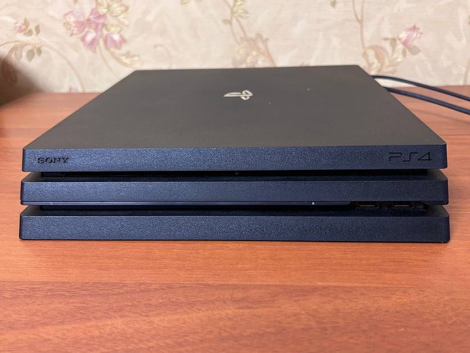 Продам PS4 Pro. В гарному стані.