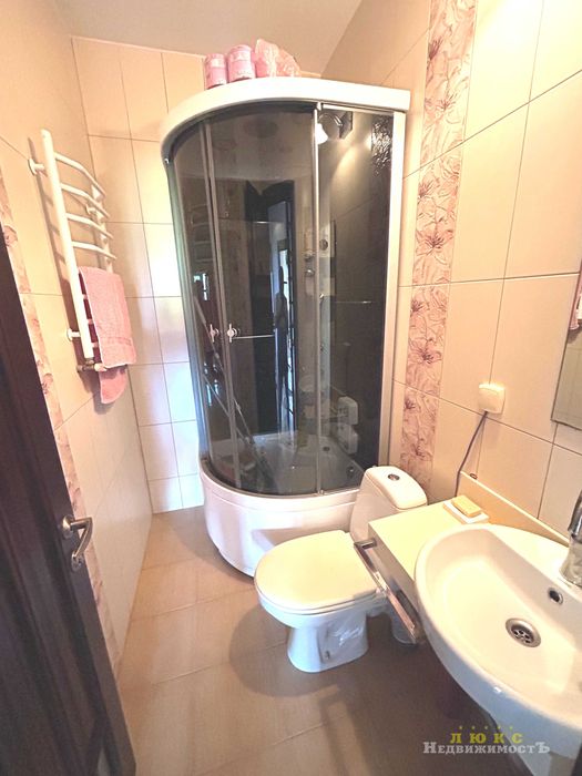 Продаётся отличный трёхэтажный дом в Совиньоне  с  видом на море!