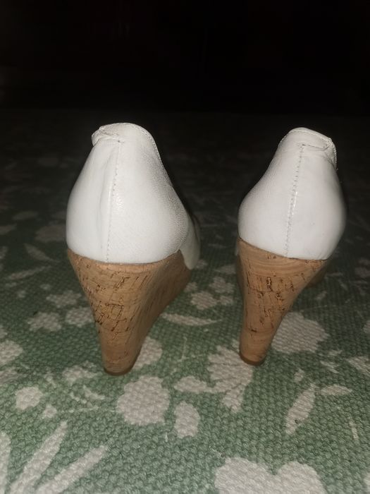 Sapatos brancos Foreva cunha em cortiça