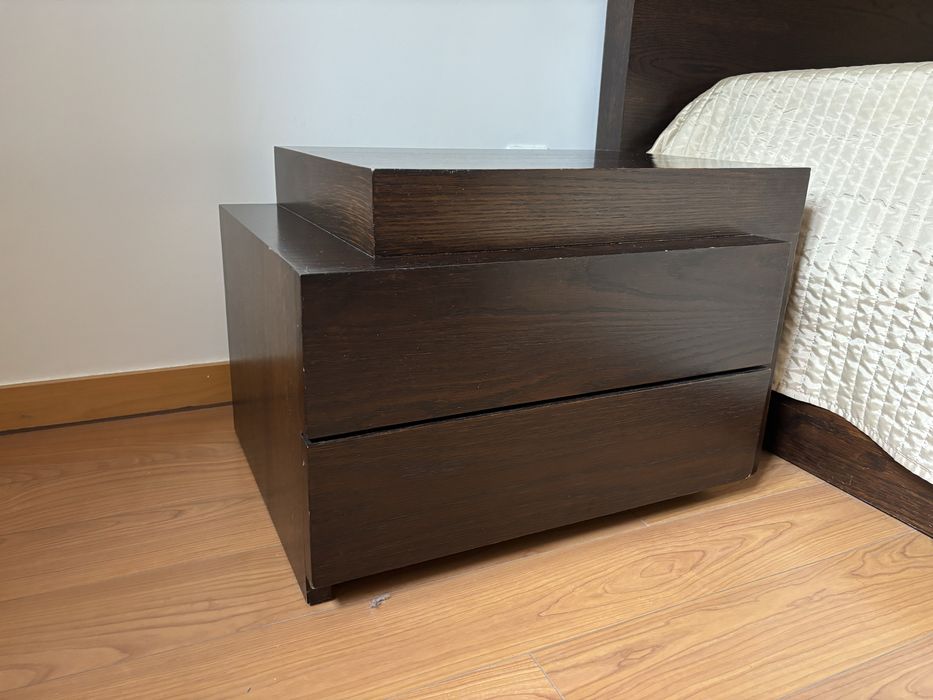 Quarto cama e mesas cabeceira