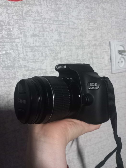 Фотопарат Canon 2000d