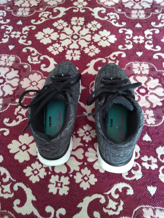 Skechers para senhora cor cinzenta