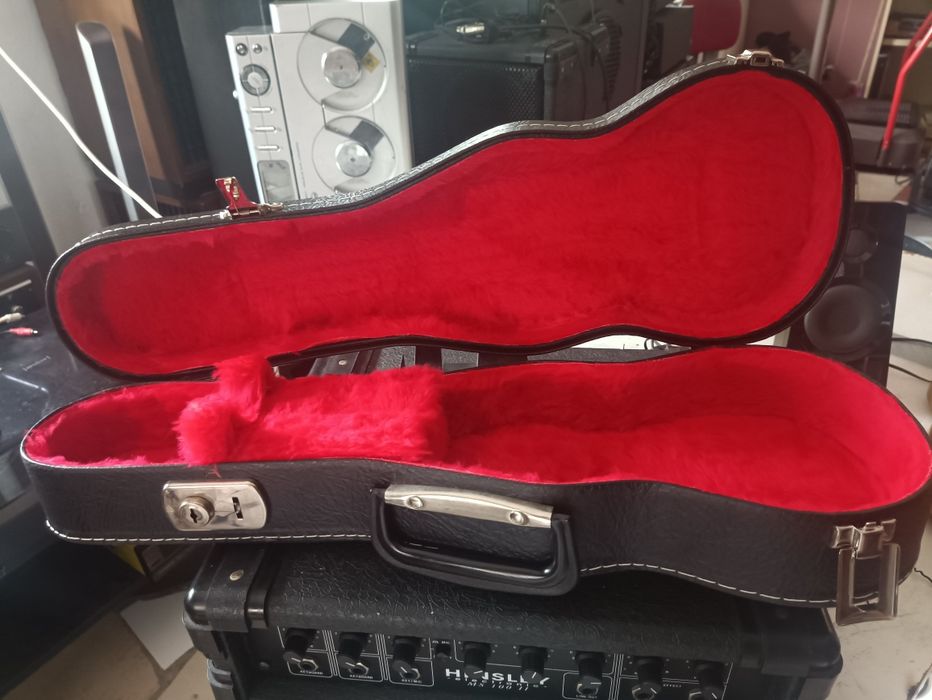 Novo, bom, com case afinador cordas suplentes.