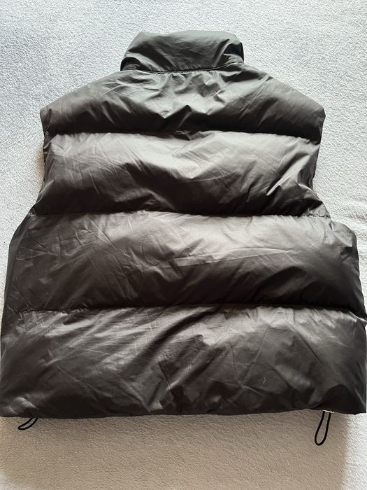 Жіноча чорна жилетка