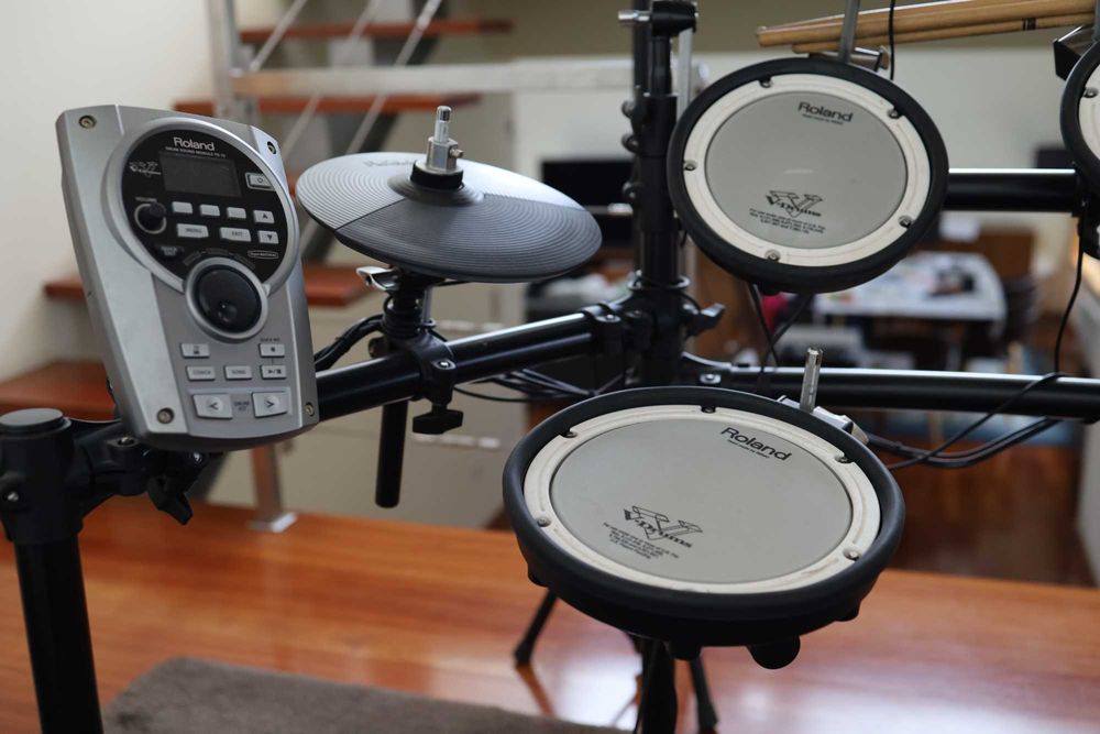 Bateria Eletrónica Roland TD15 | Estrutura com módulo completo + acessórios
