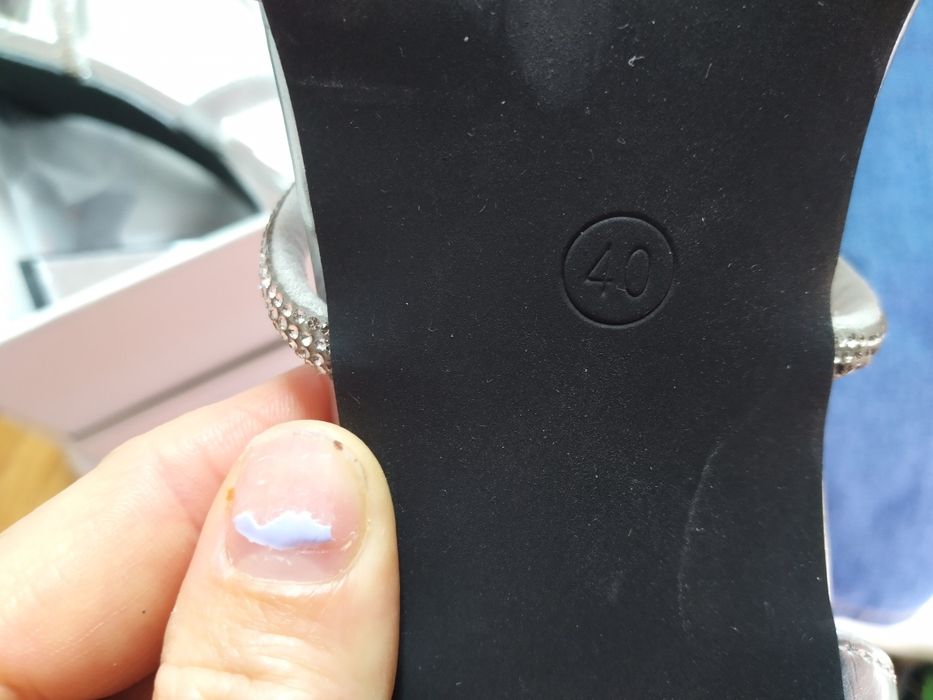 Sandálias prateadas novas