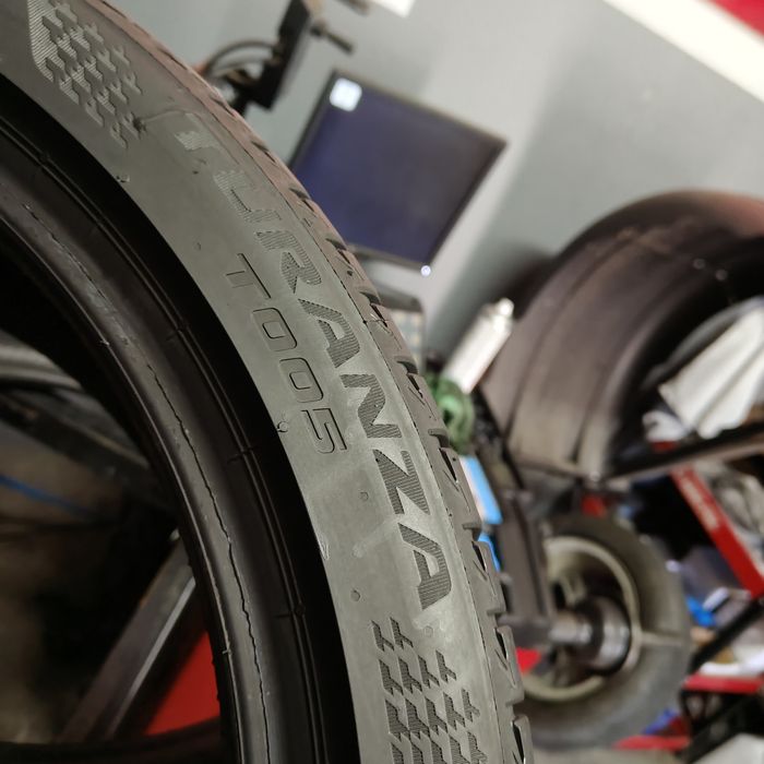 245/40/19 Sprzedam parę opon letnich Bridgestone