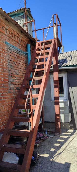 Продам лестницу металлическую на чердак с балконом