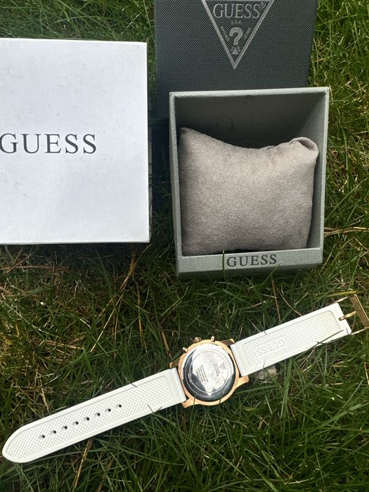 Фірмові годинники Guess Італія