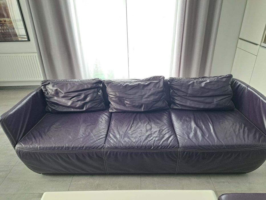 Fioletowa sofa wraz z pufą