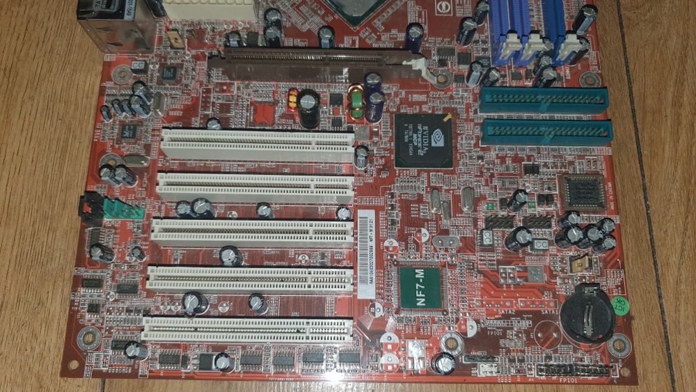 ABIT NF7-M SOKET 462 że zintegrowaną grafiką uszkodzona.