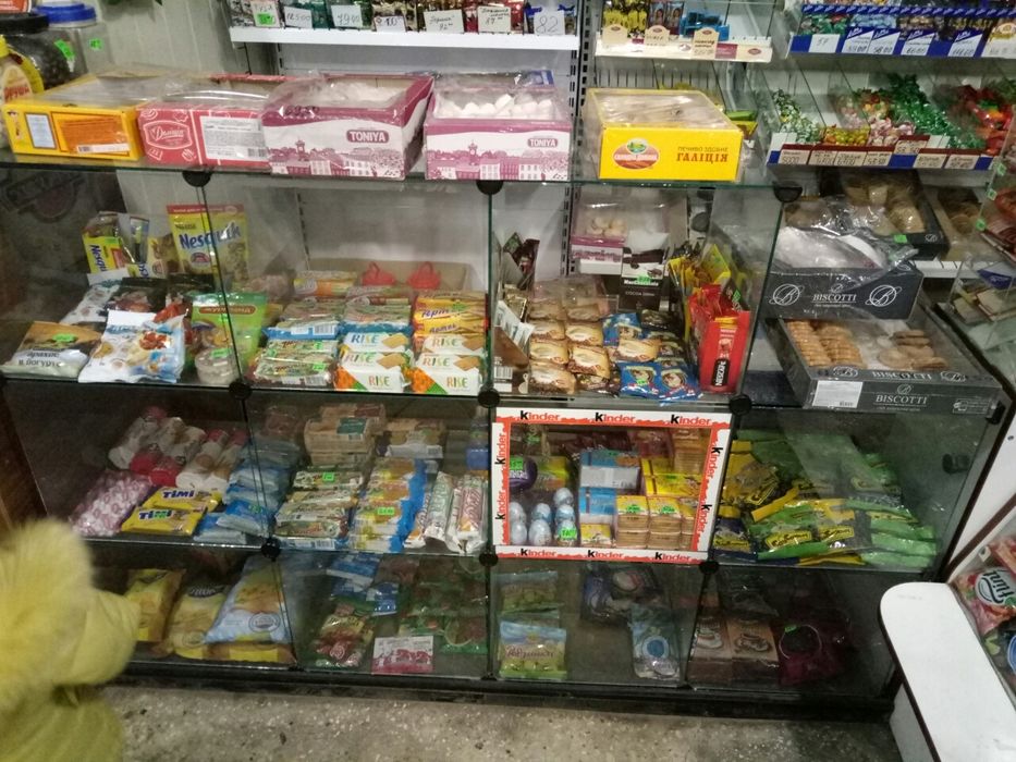 продам холодильний шкаф та прилавки