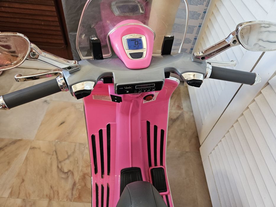 Vespa rosa de criança