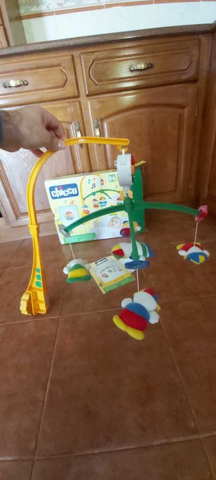 carousel de bonecos com musica para adormeer. Prende na cama ( chicco)