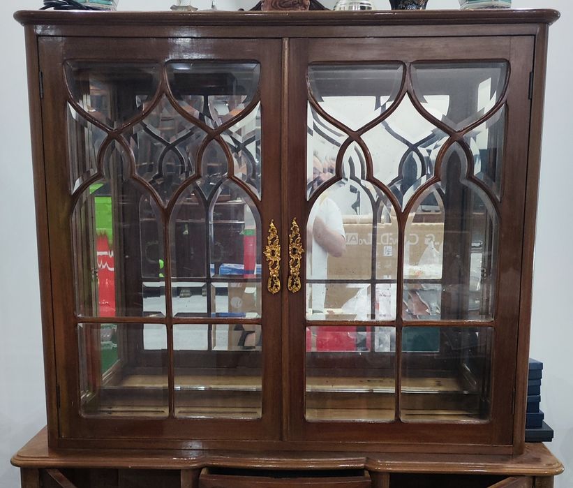 Cristaleira QUEEN ANNE, Vidro Biselado, 2 Espelhos. 120x43x165cm.