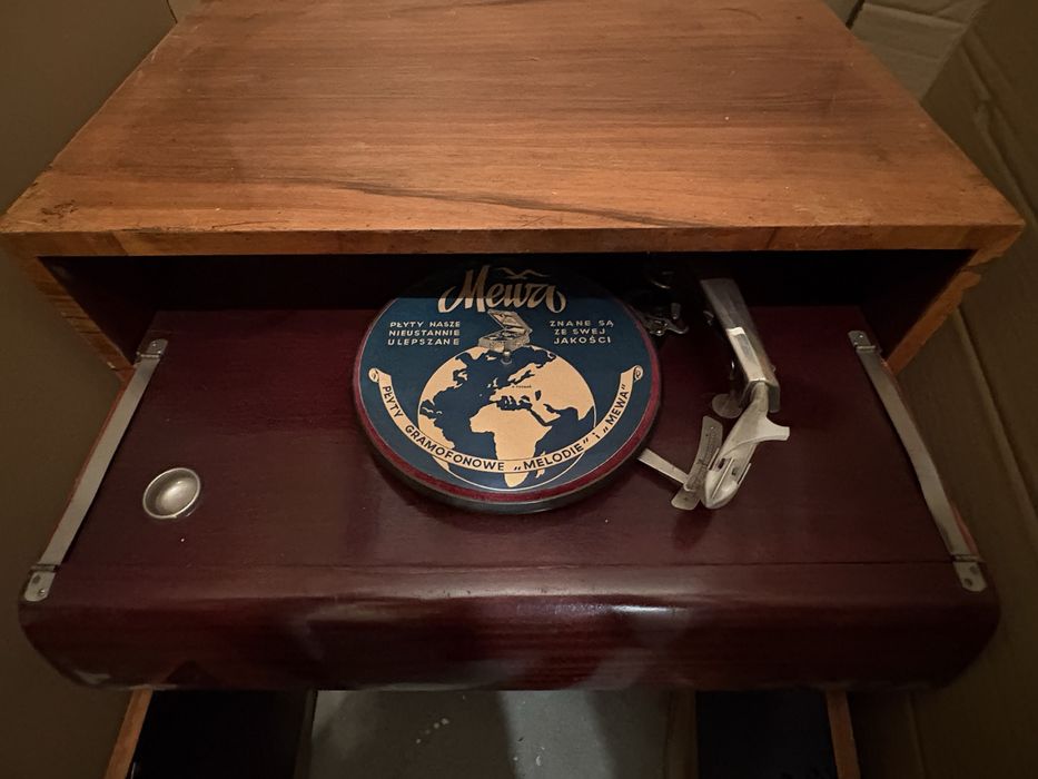 Szafa radiowa- wysuwany gramofon.