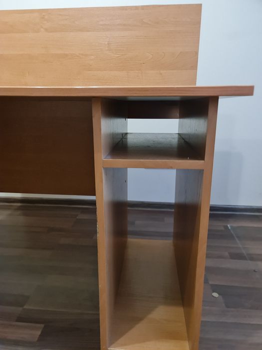 Робочий стіл в хорошому стані.