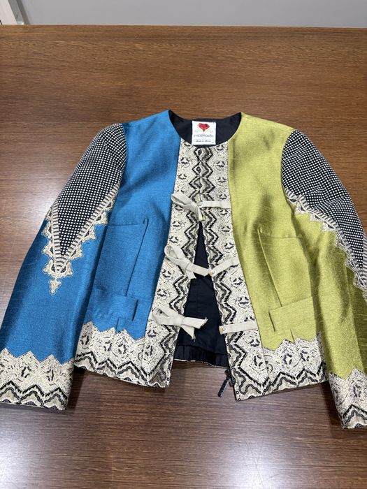 Conjunto vestido e casaco com padrões decorativos