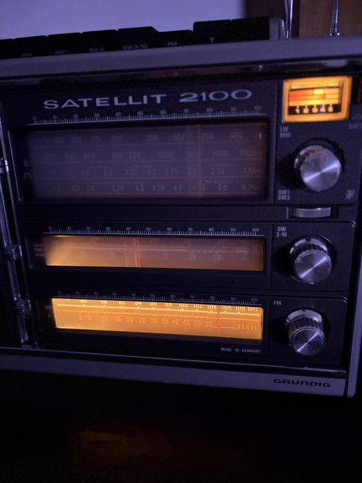 Grundig Satellit 2100 — винтажный радиоприёмник / радіо / Грюндиг