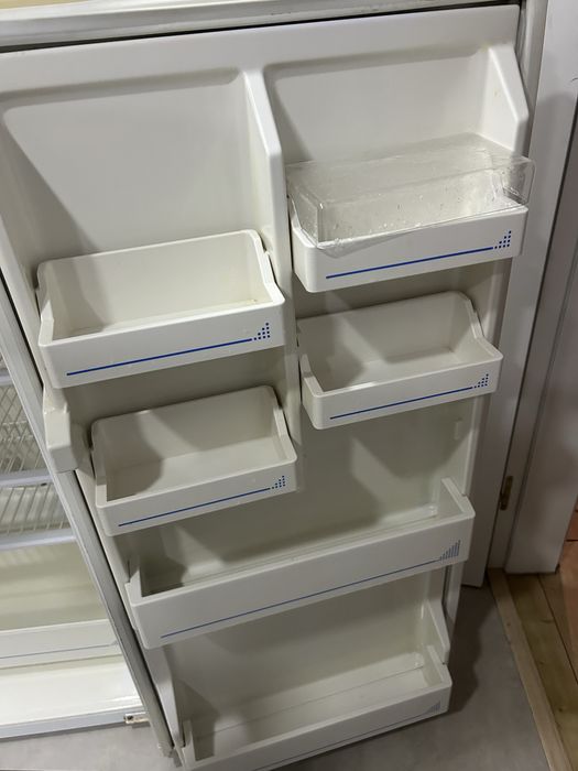 Vendo mesa e geladeira em otimo estado
