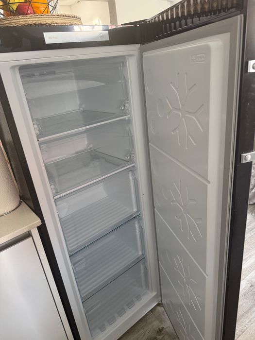 Congelador vertical CHIQ como novo