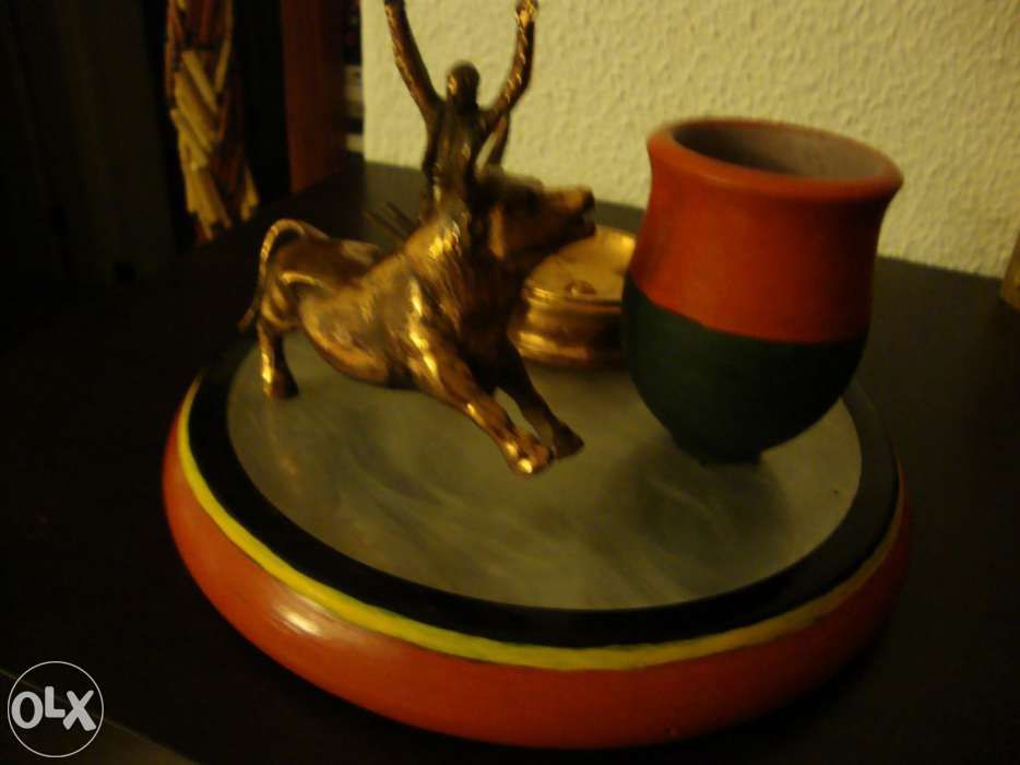 Cinzeiro com touro e toureiro