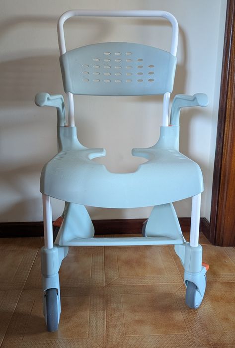 Cadeira de Banho e Sanitária com Rodas Etac Clean