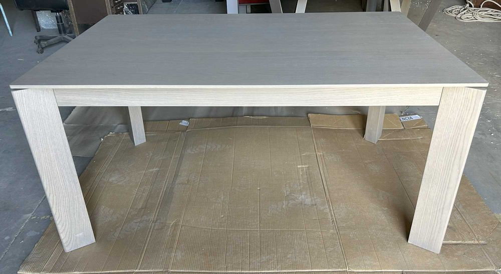 Mesa Jantar em madeira clara extensível