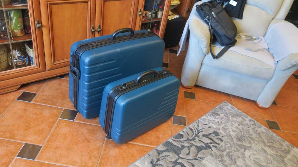 Dwie walizki duża i mała z szyfrem zamkiem