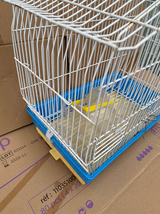 Gaiola pássaros com bebedouros e comedores