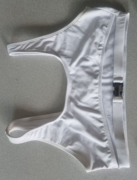 Biale bikini underboob