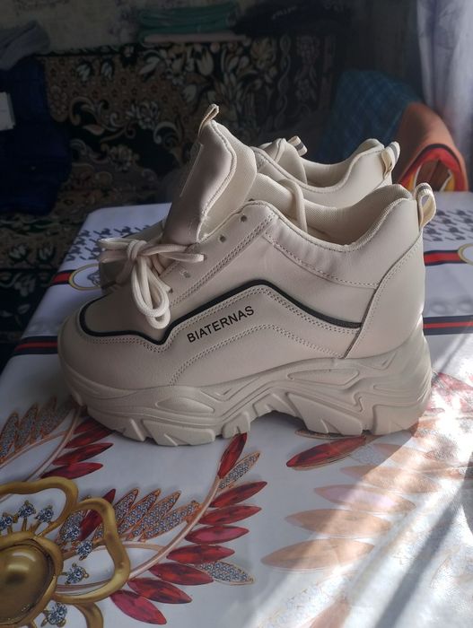 Кросівки нові для дівчини