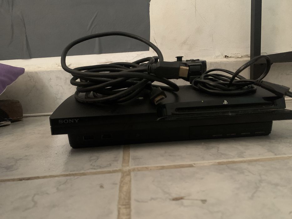PS3 semi-nova com 1 comando e com cabos de ligação