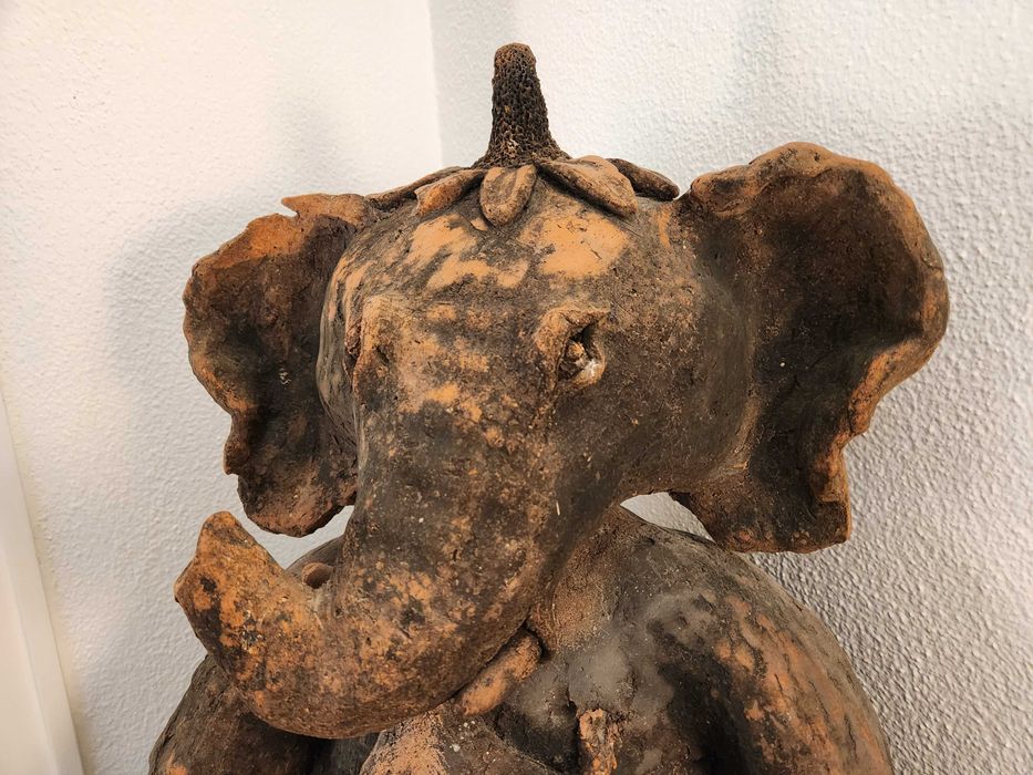 ESTATUA de Ganesh de terracotta, antiga de Índia