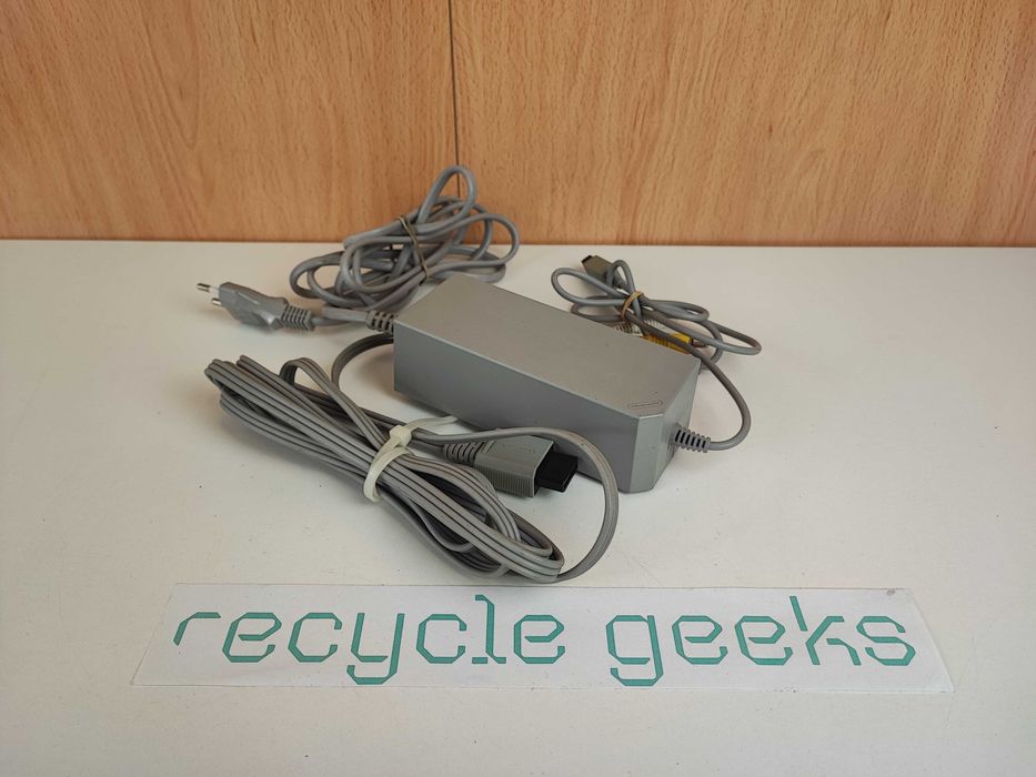 Nintendo Wii RVL-001 +2 Wii Remote +2 Wii Nunchuck + Wii Balance Board