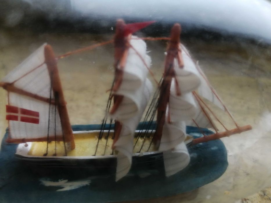 statek w butelce pamiątka z wakacji morze